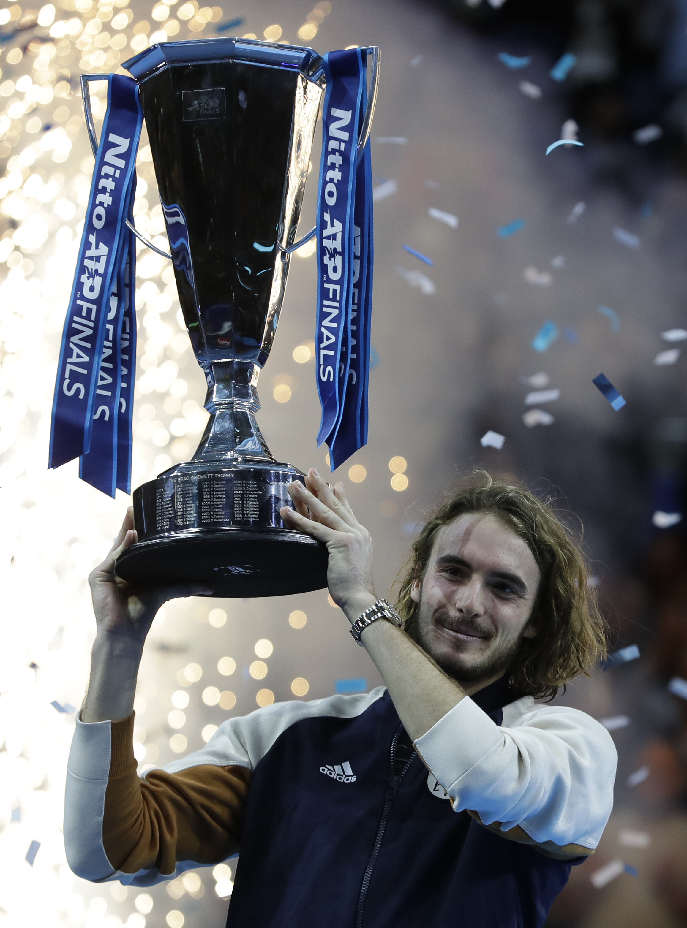 关于世界网球队爆冷欧洲网球队，西西帕斯统治全场的信息