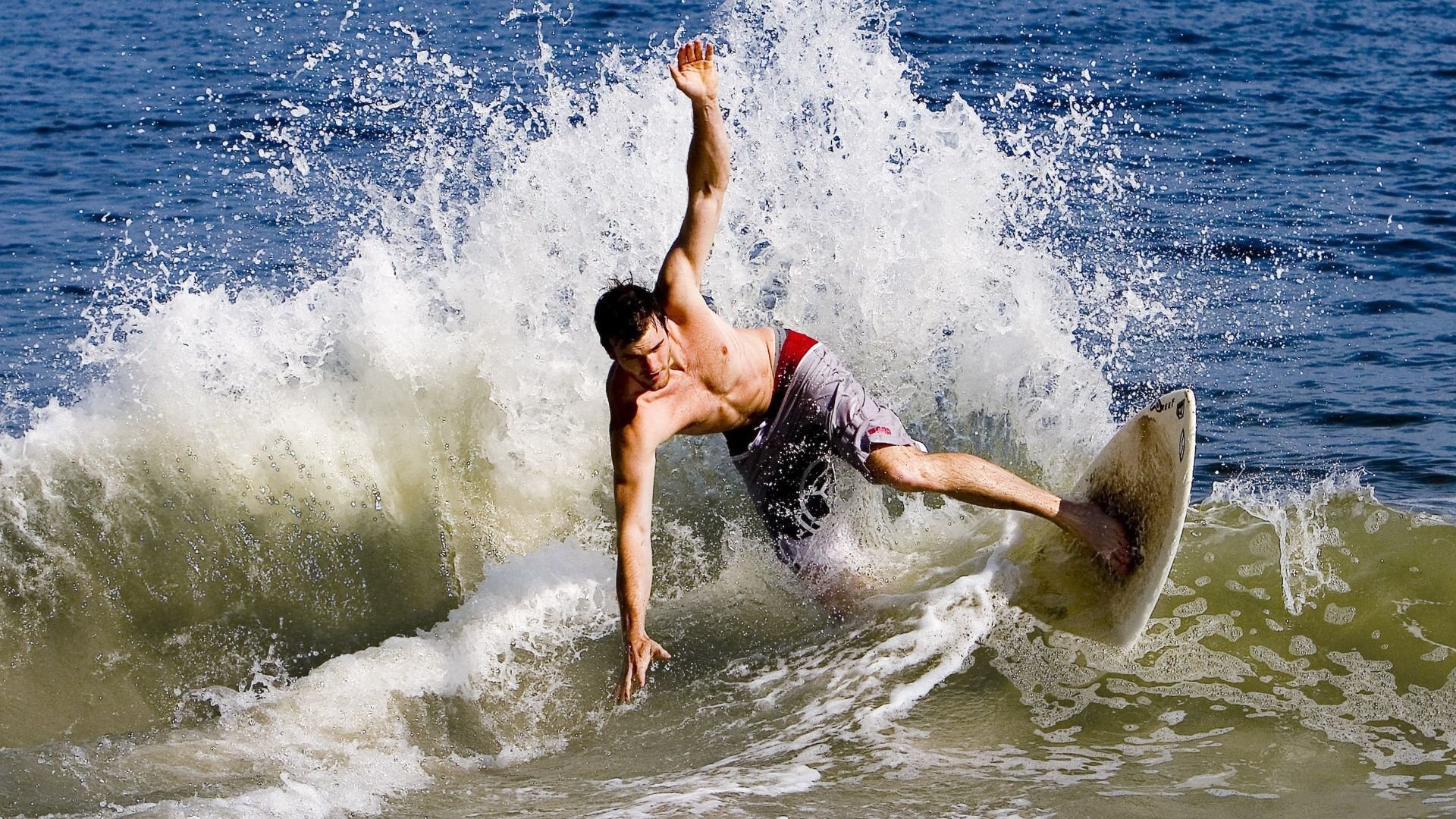 赛道上的孤勇者，拉塞尔独扛大旗，梅赛德斯轻取红牛二队